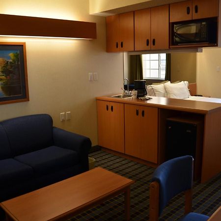 Microtel Inn & Suites By Wyndham Chihuahua Room photo