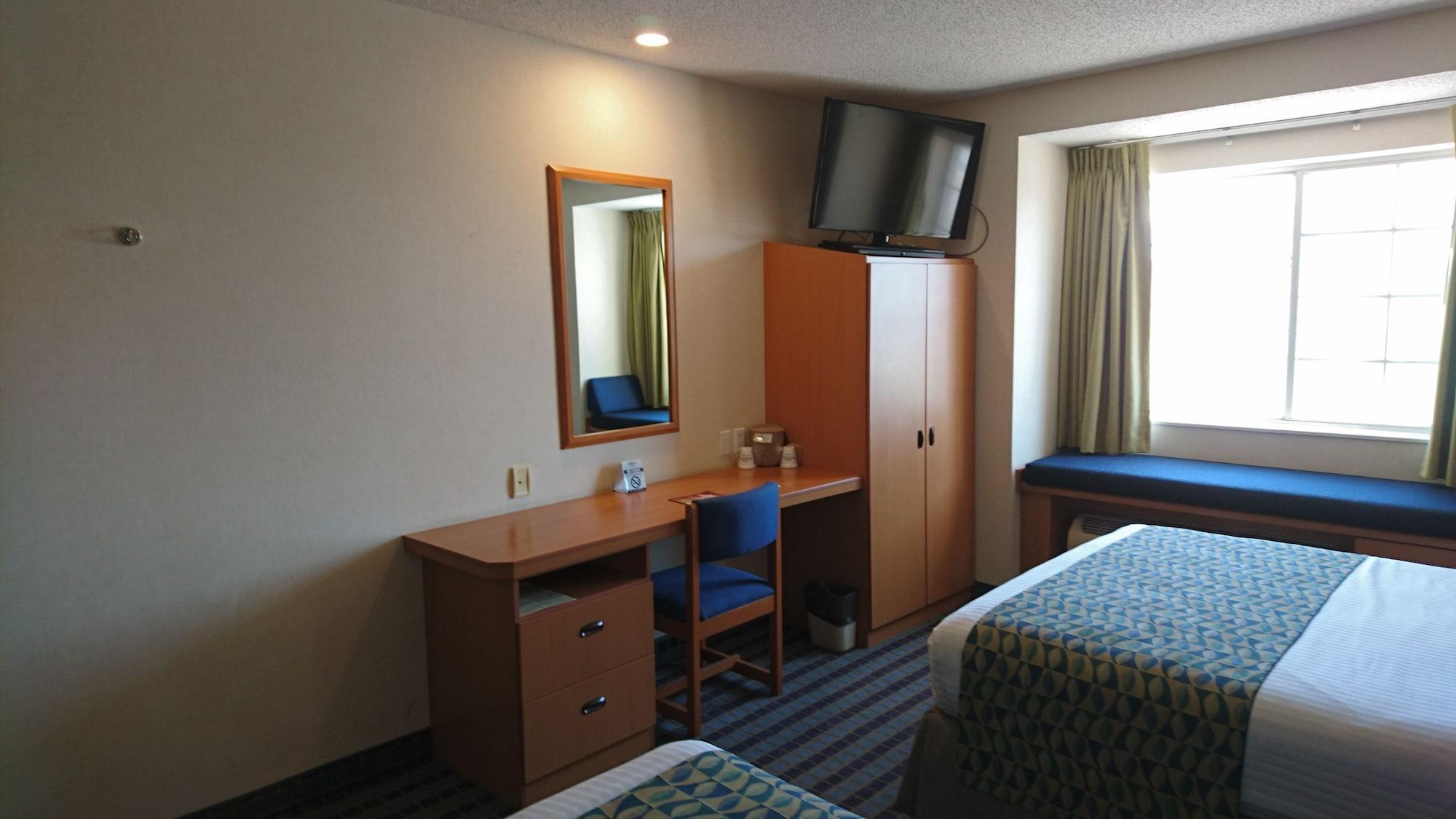 Microtel Inn & Suites By Wyndham Chihuahua Exterior photo