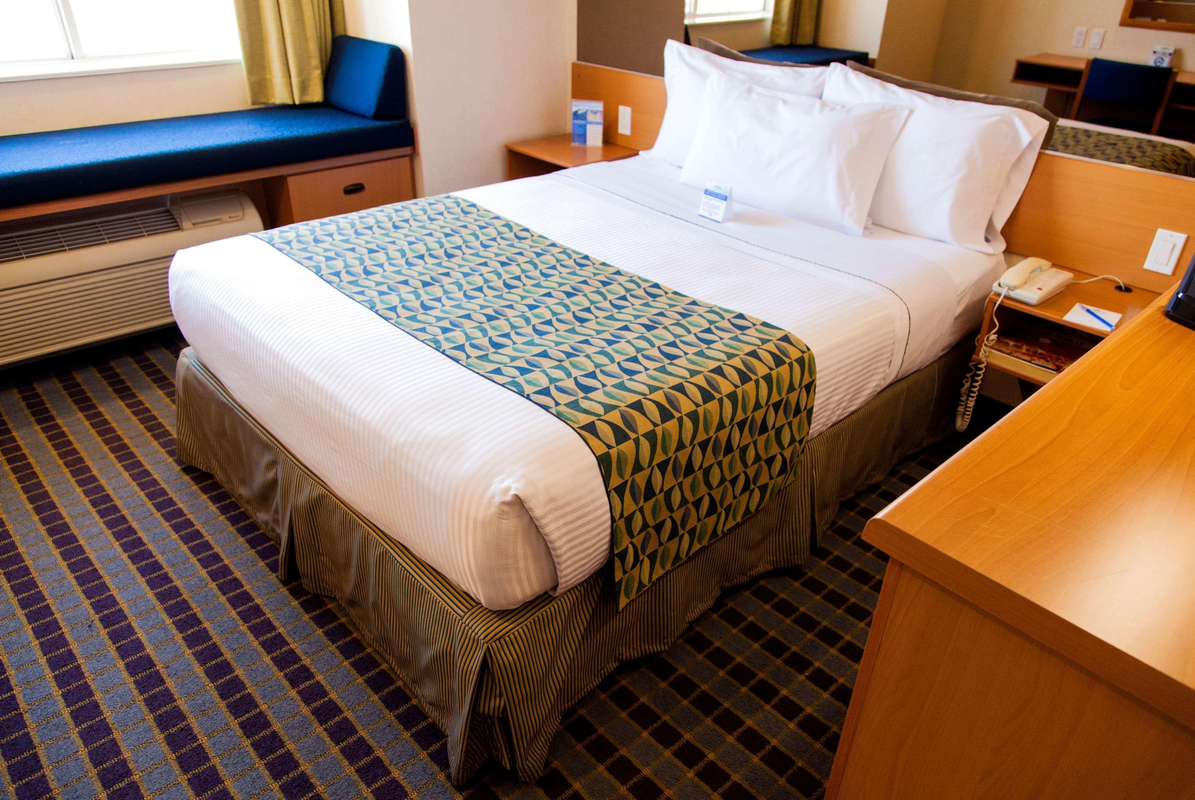 Microtel Inn & Suites By Wyndham Chihuahua Exterior photo