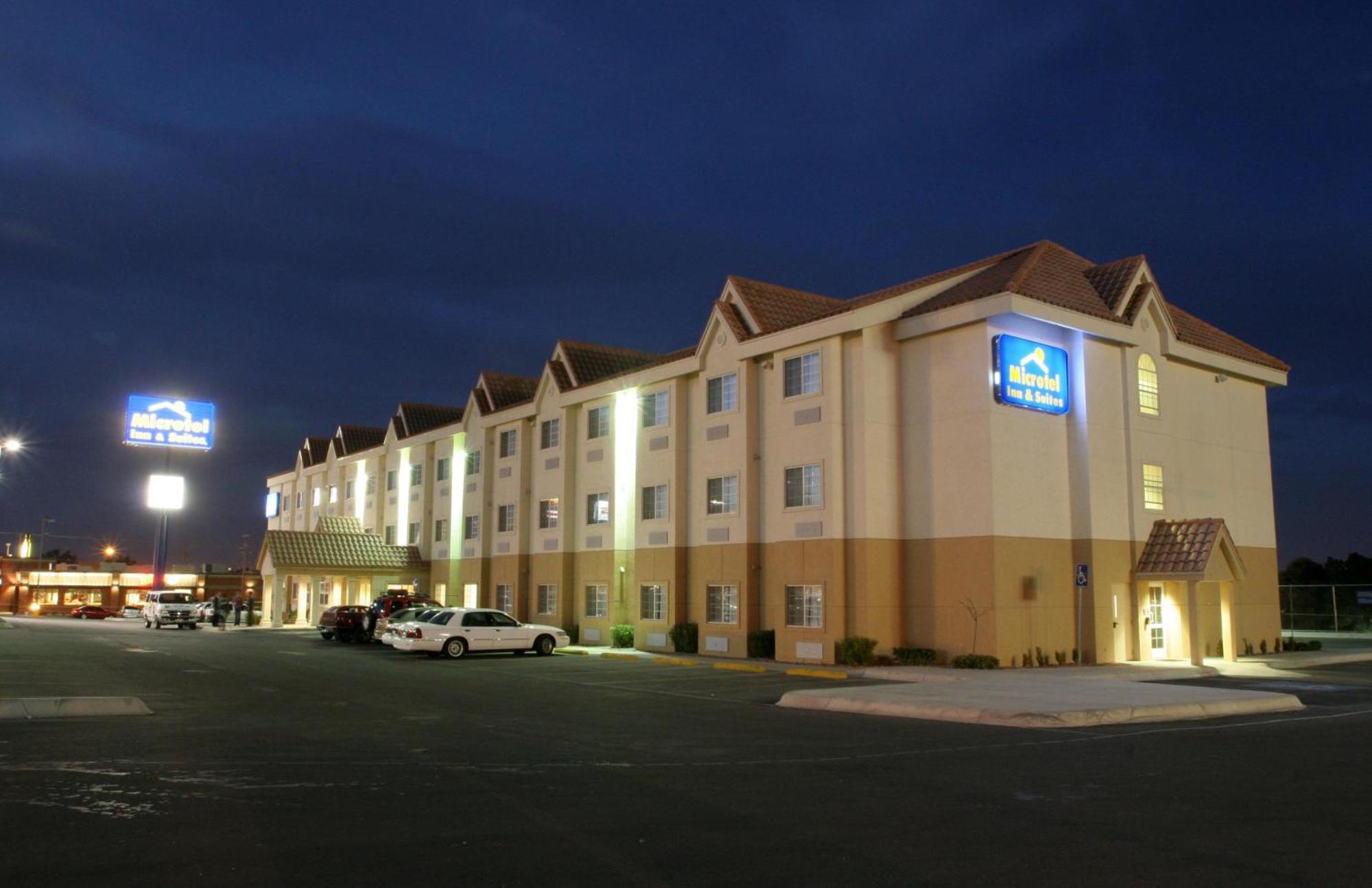 Microtel Inn & Suites By Wyndham Chihuahua Exterior photo