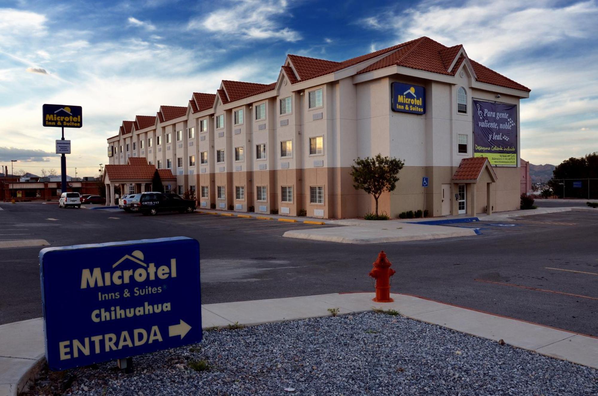 Microtel Inn & Suites By Wyndham Chihuahua Exterior photo