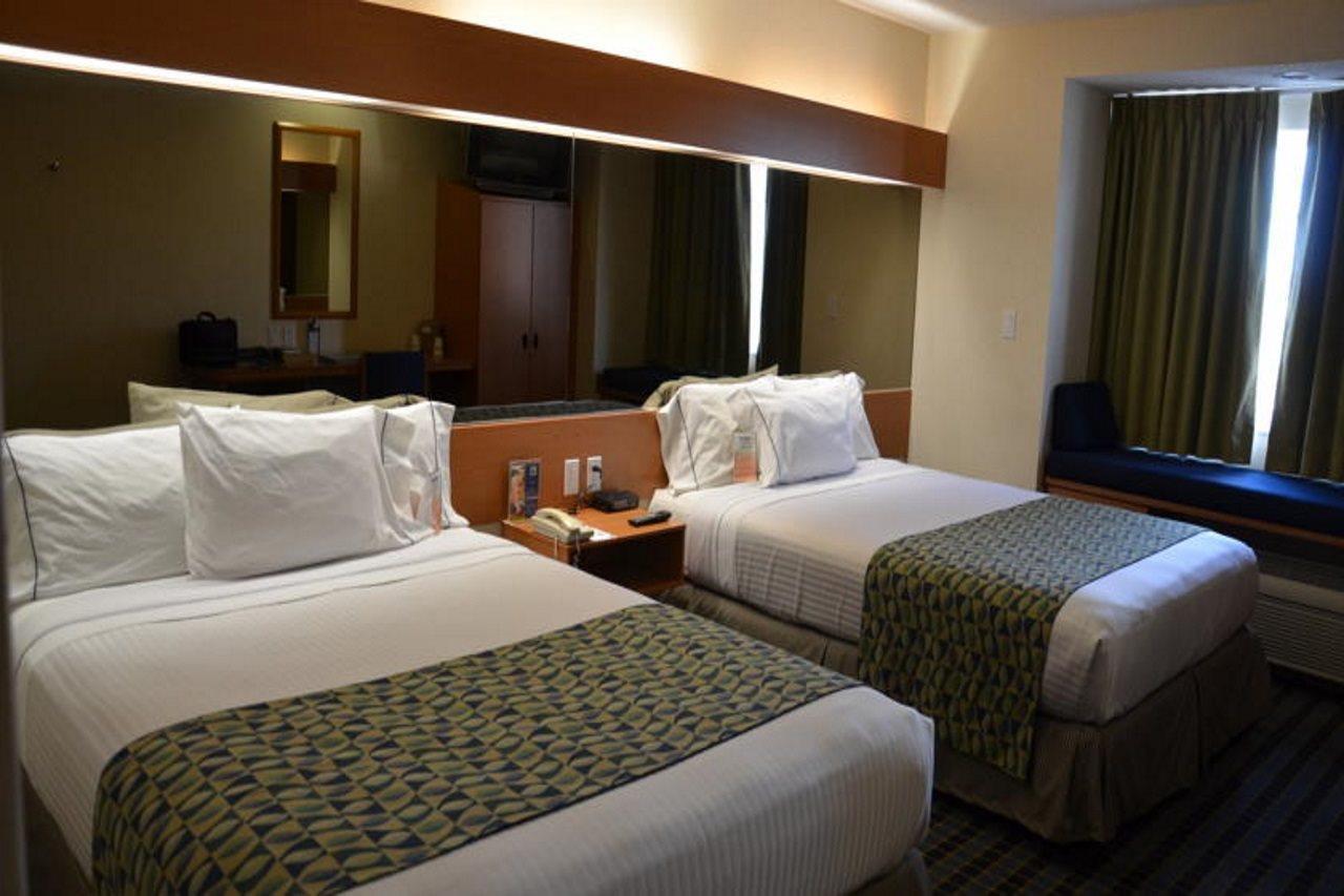 Microtel Inn & Suites By Wyndham Chihuahua Exterior photo