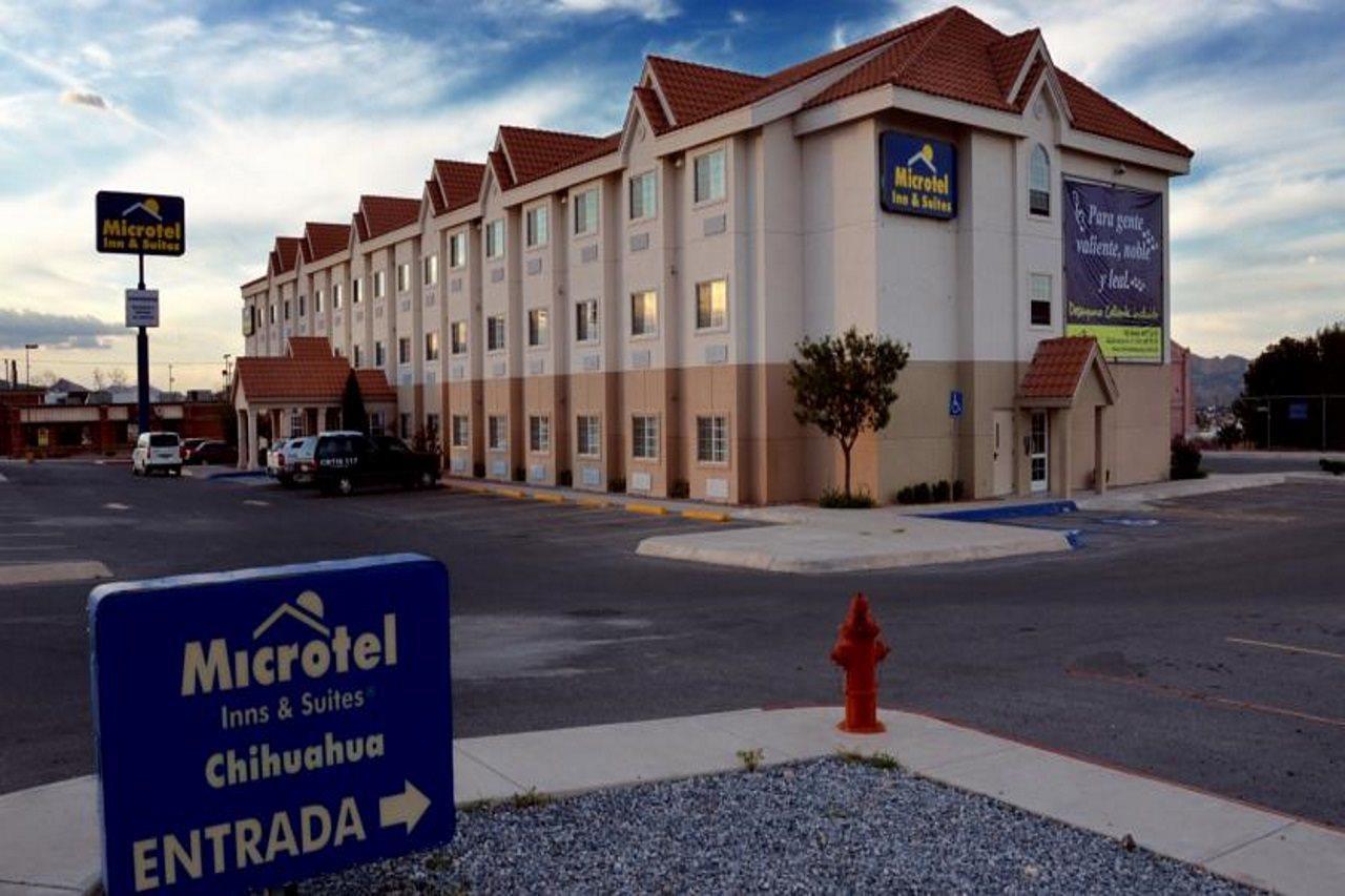 Microtel Inn & Suites By Wyndham Chihuahua Exterior photo