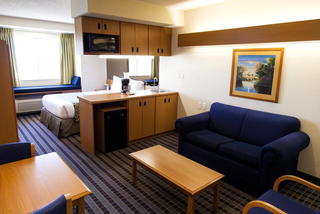 Microtel Inn & Suites By Wyndham Chihuahua Exterior photo