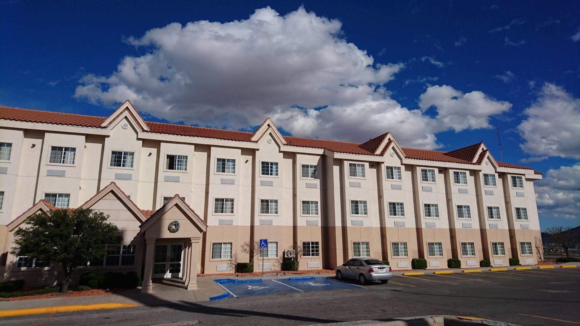 Microtel Inn & Suites By Wyndham Chihuahua Exterior photo
