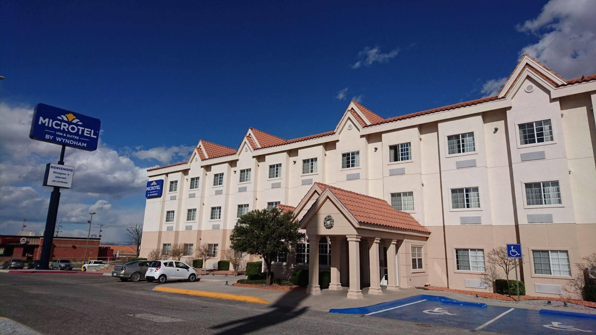 Microtel Inn & Suites By Wyndham Chihuahua Exterior photo