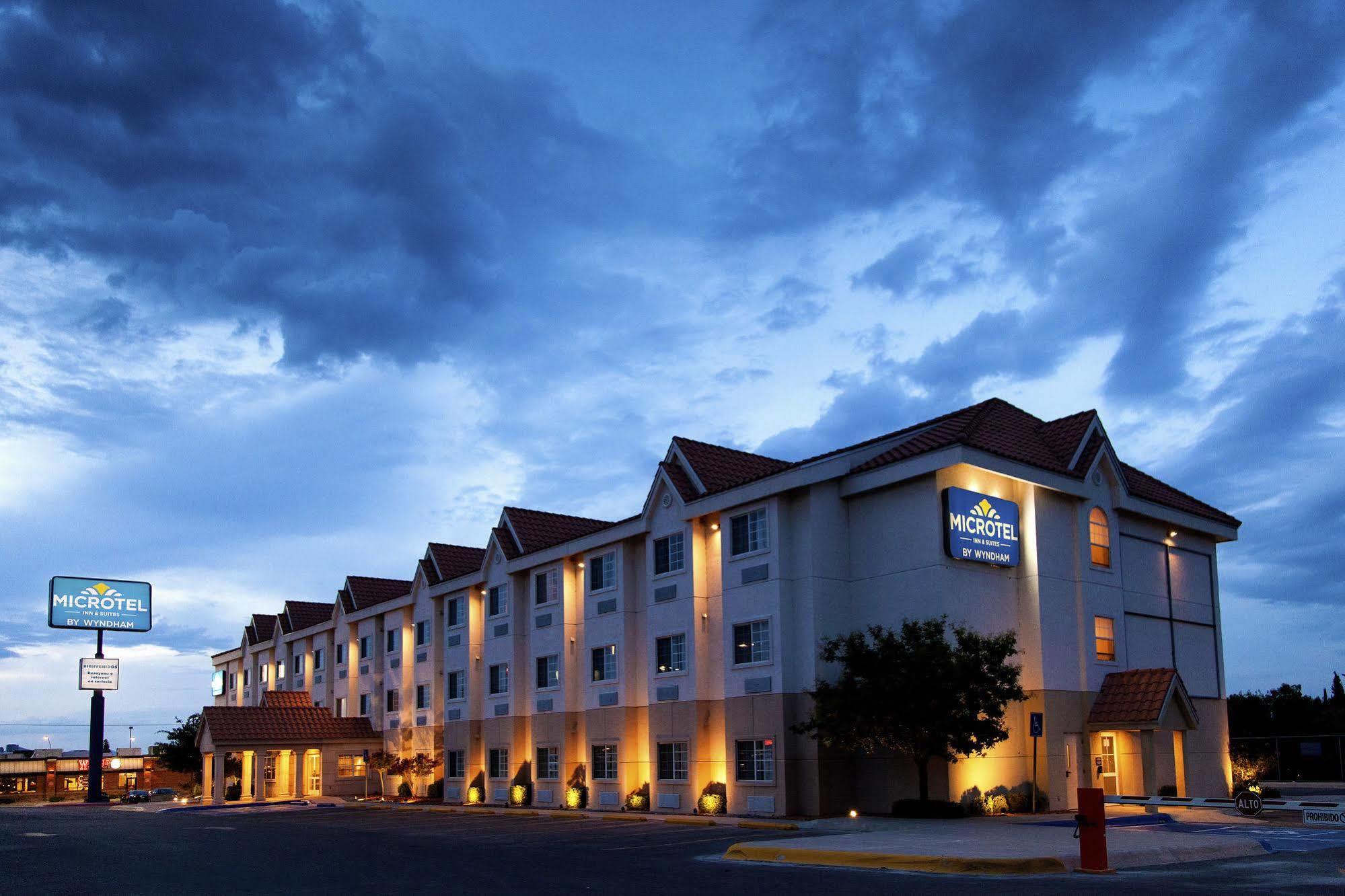 Microtel Inn & Suites By Wyndham Chihuahua Exterior photo