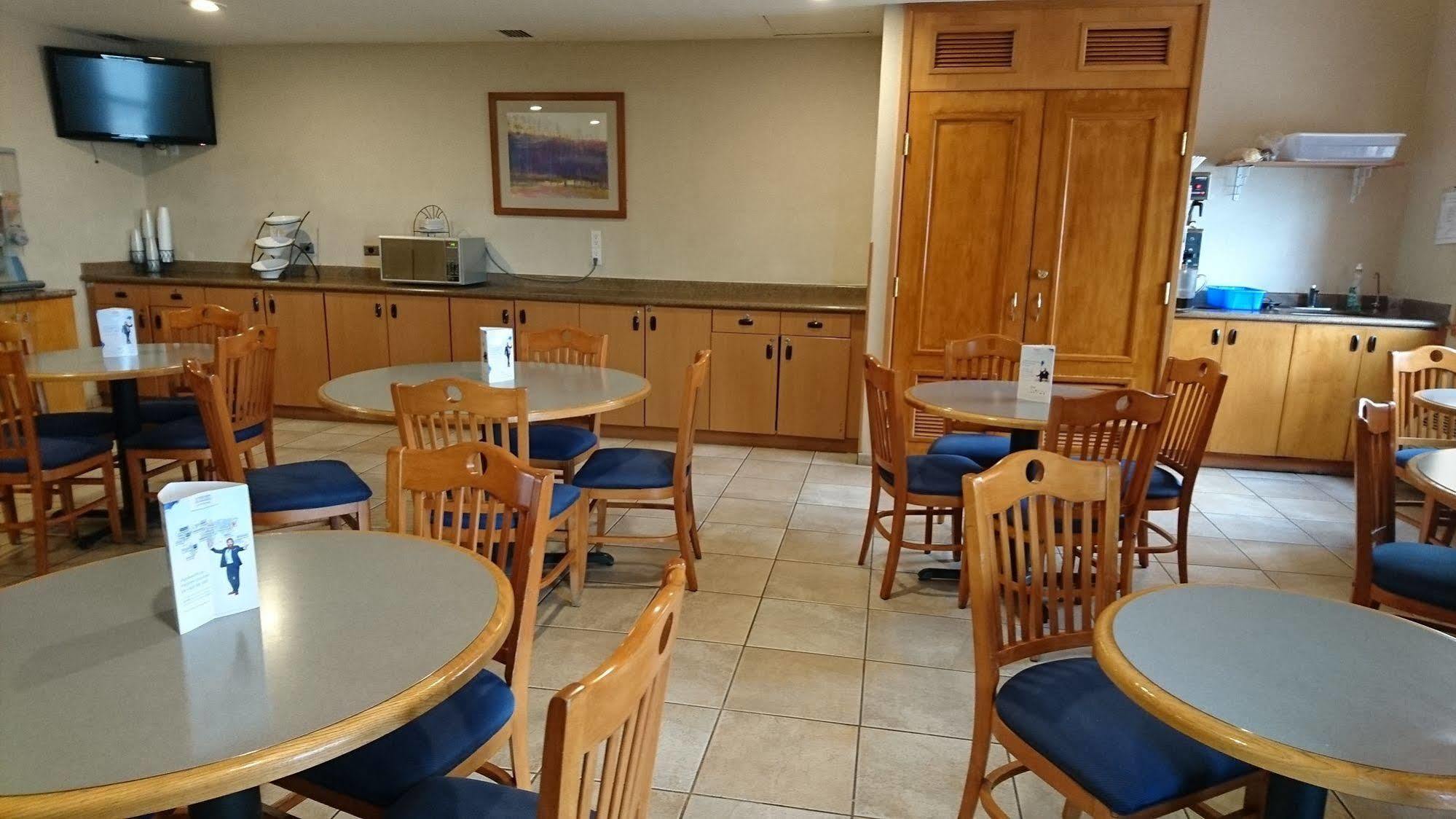 Microtel Inn & Suites By Wyndham Chihuahua Exterior photo