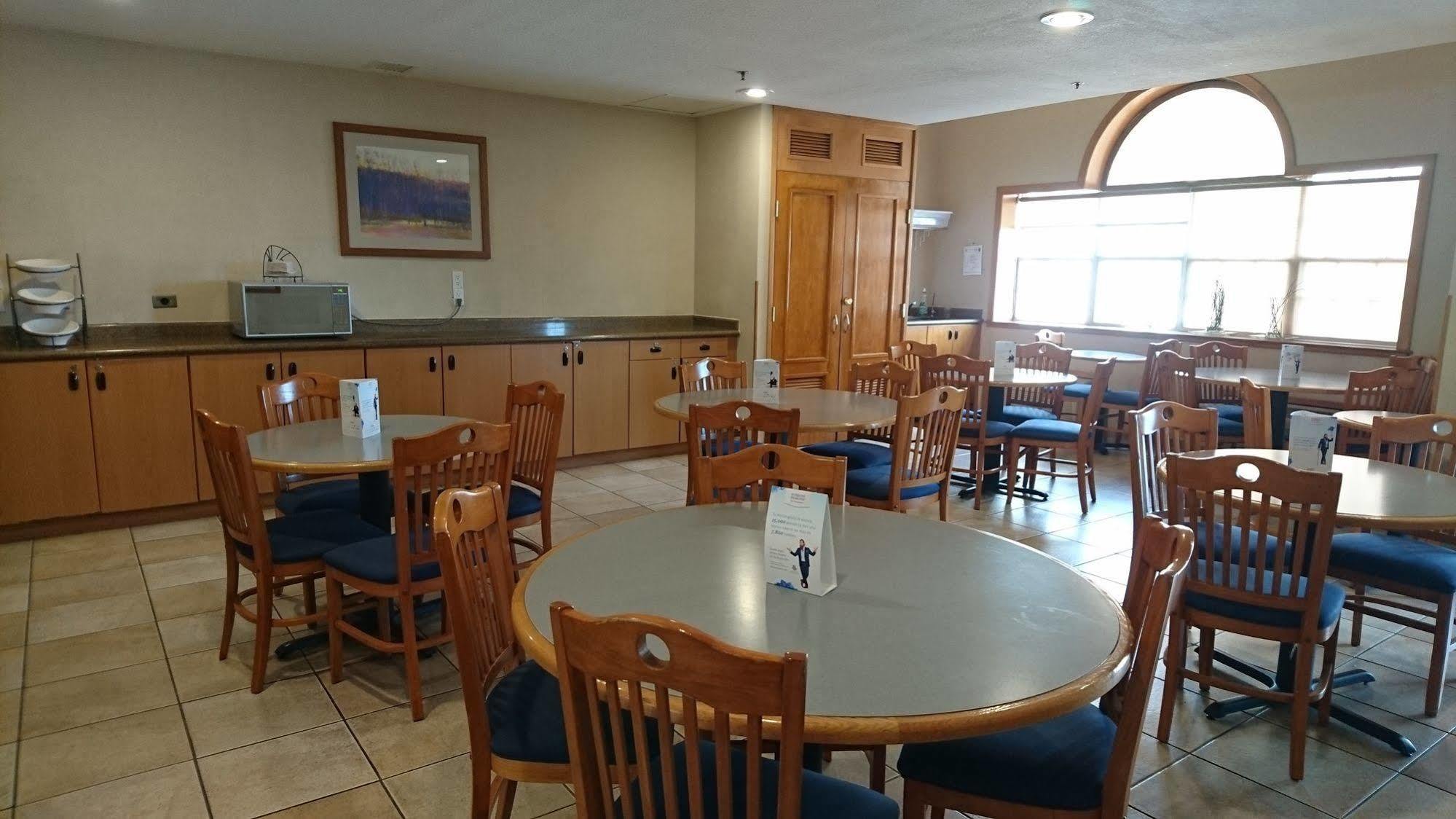 Microtel Inn & Suites By Wyndham Chihuahua Exterior photo
